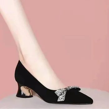 Femei Încălțăminte de Vară Diamant Pantofi pentru Femeie 2023 Seara cu Arc Negru a Subliniat Deget de la picior Stras Cristale Mediu Tocuri de Moda